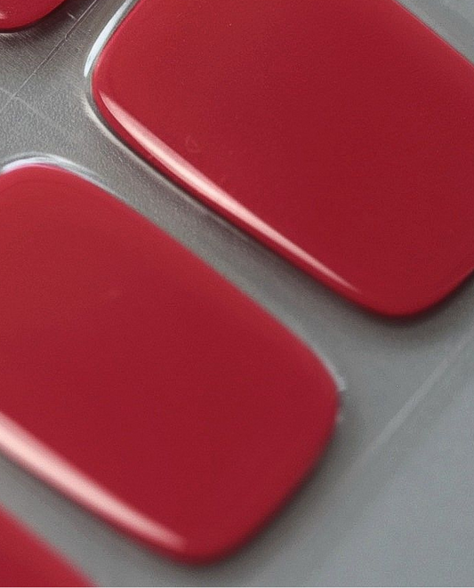 Herbstkuss UV Gel Wrap Design aufgeklebt und Endergebnis, tiefes Rot, Farbdetails