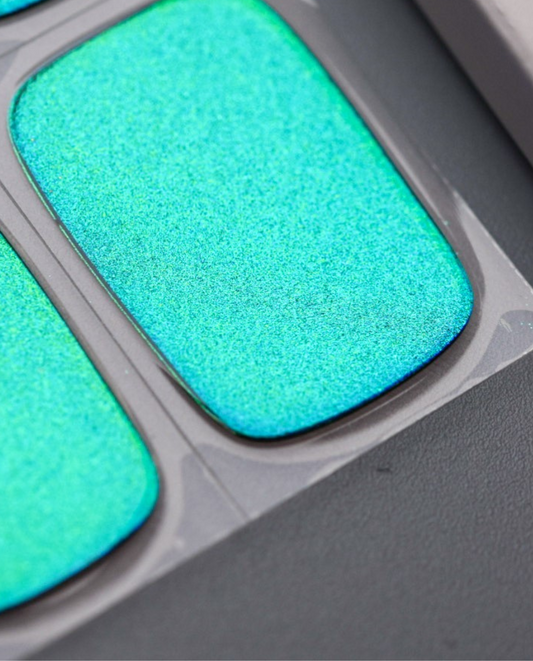 UV Gel Wraps Polar Nights – auffälliger Farbwechsel in Blau und Grün.