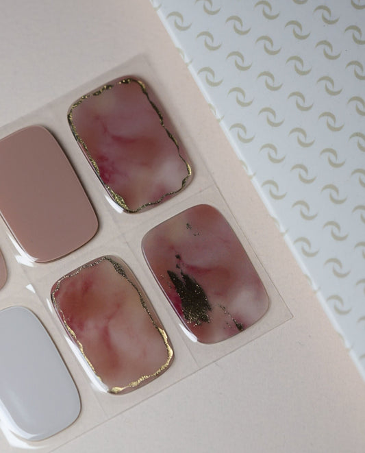 Rosé Marble Veins Nailpolish Wraps – Folien mit roséfarbenem Grundton und feinen Marmorierungen auf Trägerfolie.