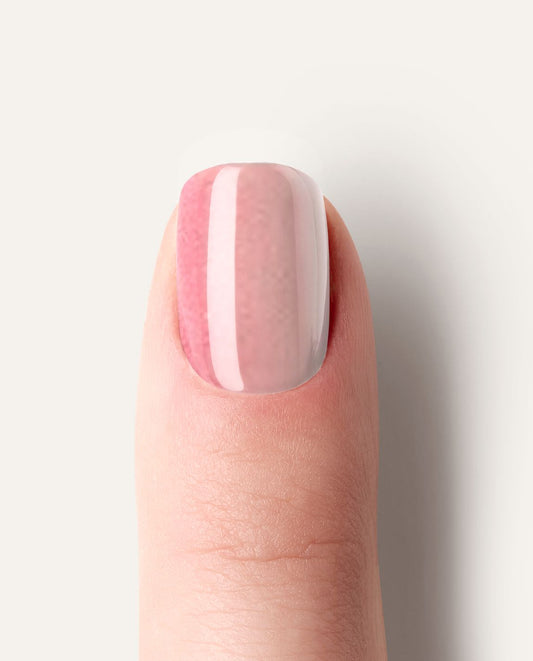 UV Gel Wraps Rosenlaub – rosa und rote Nailwraps mit Glanz - Maniküre Ergebnis der UV Gel Nail Wraps auf Fingernagel