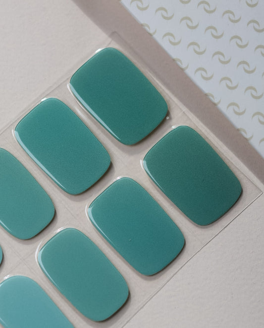 Nahaufnahme der Lime Frost UV Gel Wraps – elegante Pastelltöne in Grün und Weiß für einen minimalistischen Look.