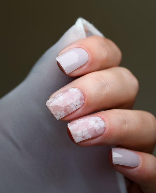 UV Gel Wraps Vintage Garden – glänzende Nailwraps mit Blumen und hellen Akzentnägeln