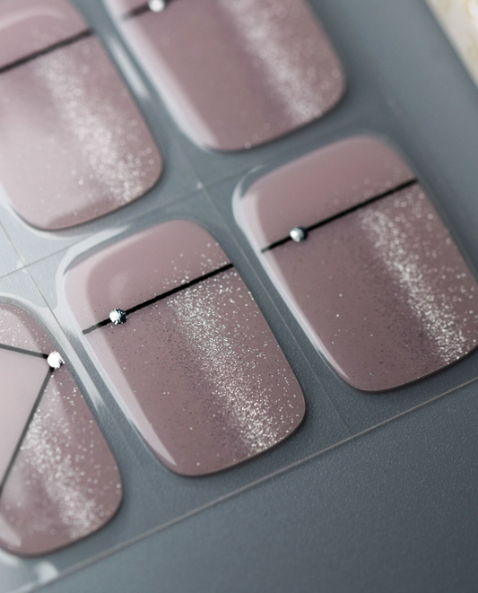 Detailansicht der UV Gel Wraps Wildcat Stripes mit grafischen schwarzen Linien