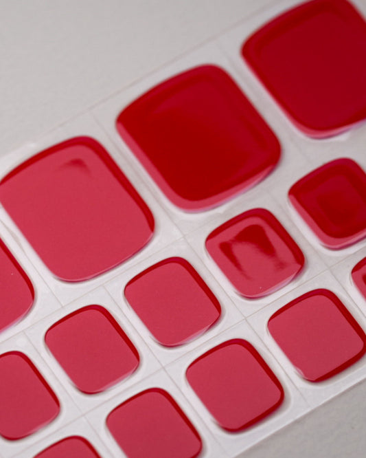 Bogen mit UV Gel Wraps Royal Red – 32 semi-cured Gel Wraps in verschiedenen Größen für die Pediküre.