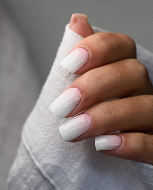 Babyboomer Rose – UV Gel Wraps im zarten Rosé-Ombré, getragen auf Nägeln.