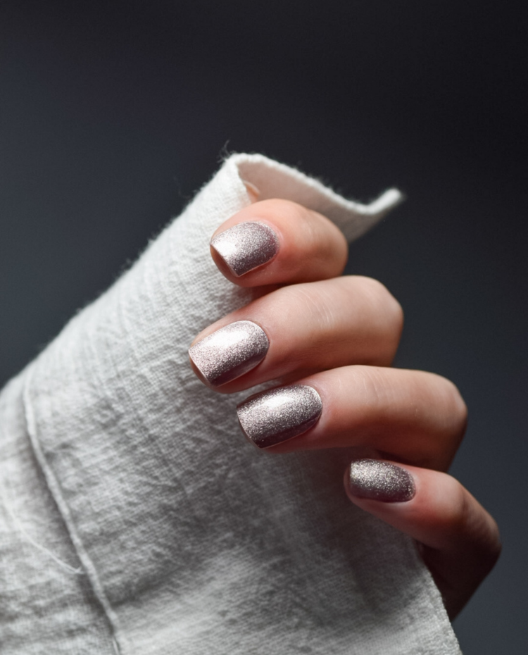 Hand mit UV Gel Wraps Rose Gold Glam – funkelndes Roségold mit Glitzer-Effekt.