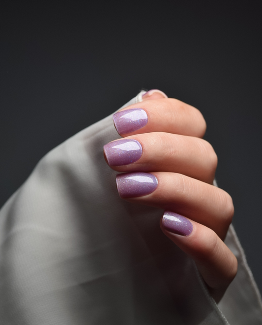 Feenstaub UV Gel Wraps – schimmerndes Lavendel-Design mit feinem Glitzer und eleganter Oberfläche.
