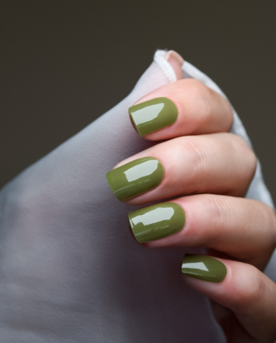Hand mit UV Gel Wraps Leaf It On – sattes Olivgrün mit glänzendem Finish.