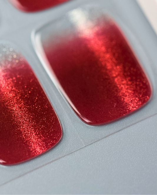 UV Gel Wraps Herzglut – Auswahl der tiefroten Cat Eye Folien in verschiedenen Größen für perfekte Passform.