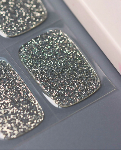 Produktbogen UV Gel Wraps Gletscherfunken – 20 Streifen Semi-Cured im Silberglitter-Look.