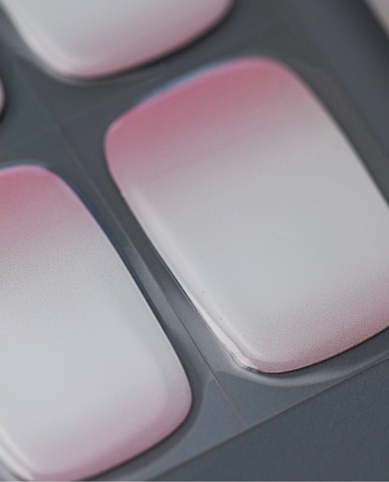 UV Gel Wraps Babyboomer Rose – Nahaufnahme der einzelnen Streifen in Rosé-Weiß.