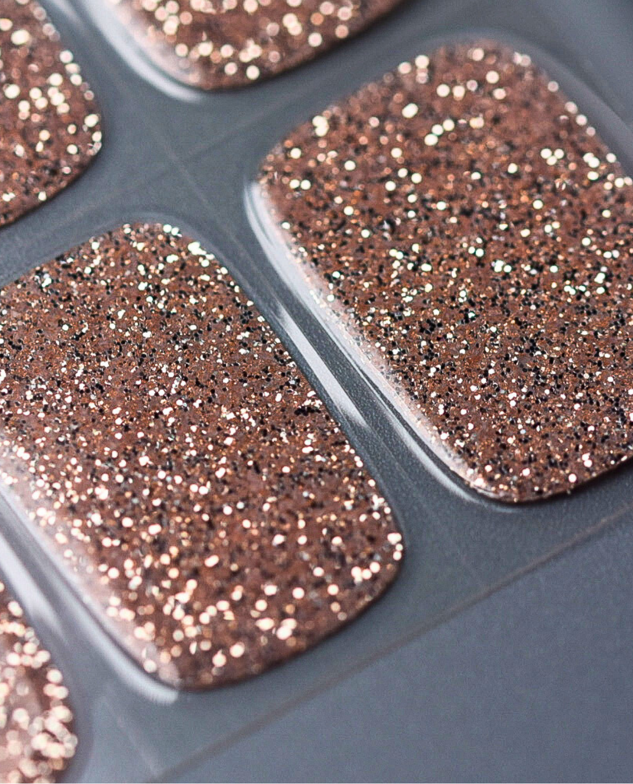 Produktbogen UV Gel Wraps Prosecco Funkeln – 20 Streifen Semi-Cured im Champagner-Glitter.