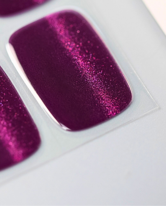 UV Gel Wraps Zuckerzwetschke – Lila Cat-Eye Nails mit changierendem Schimmer.