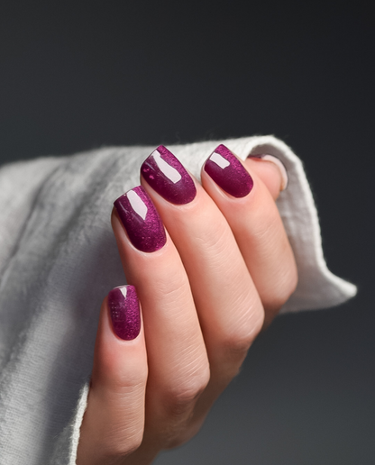 Zuckerzwetschke – UV Gel Wraps im Cat-Eye Design, Maniküre-Ergebnis in Pflaumenlila.