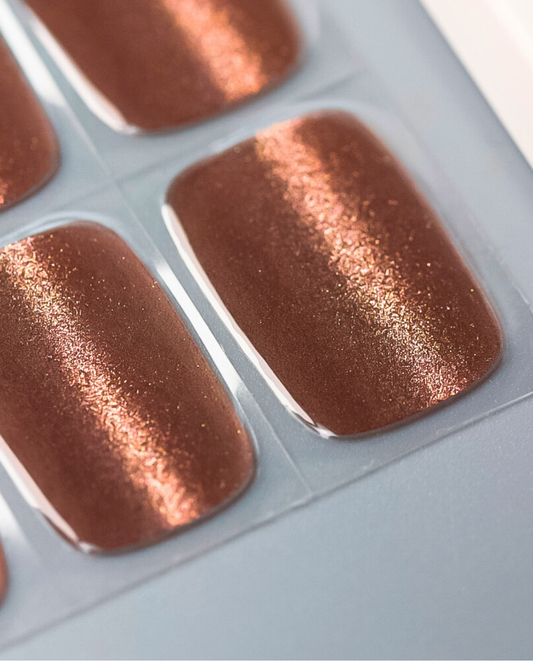 UV Gel Wraps Karamell Glanz – Nahaufnahme der karamellfarbenen Nägel mit Glanz.