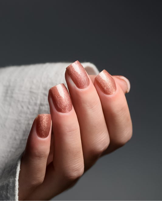 Karamell Glanz – UV Gel Wraps in warmem Karamell mit Schimmer-Effekt.