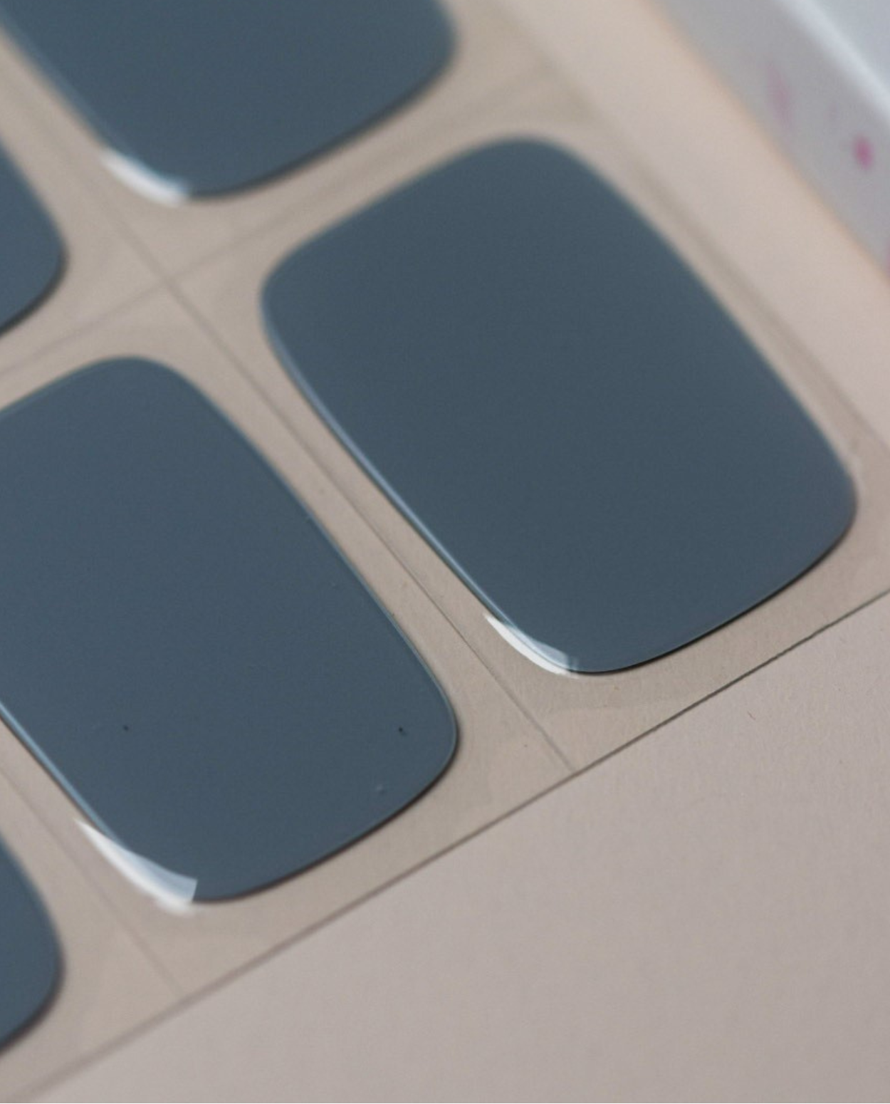 Nahaufnahme Wolkengrau – schlichte graue Nägel, modern und edel.