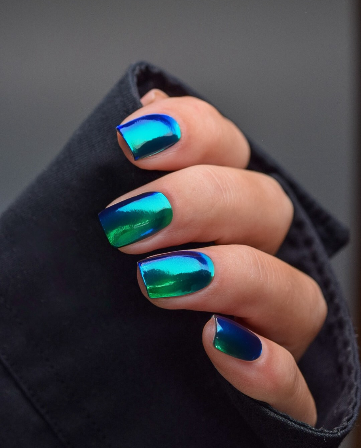 Polar Nights – UV Gel Wraps im Blau-Grün Chrome Look, Maniküre-Ergebnis.