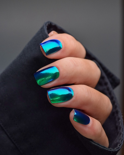 Polar Nights – UV Gel Wraps im Blau-Grün Chrome Look, Maniküre-Ergebnis.