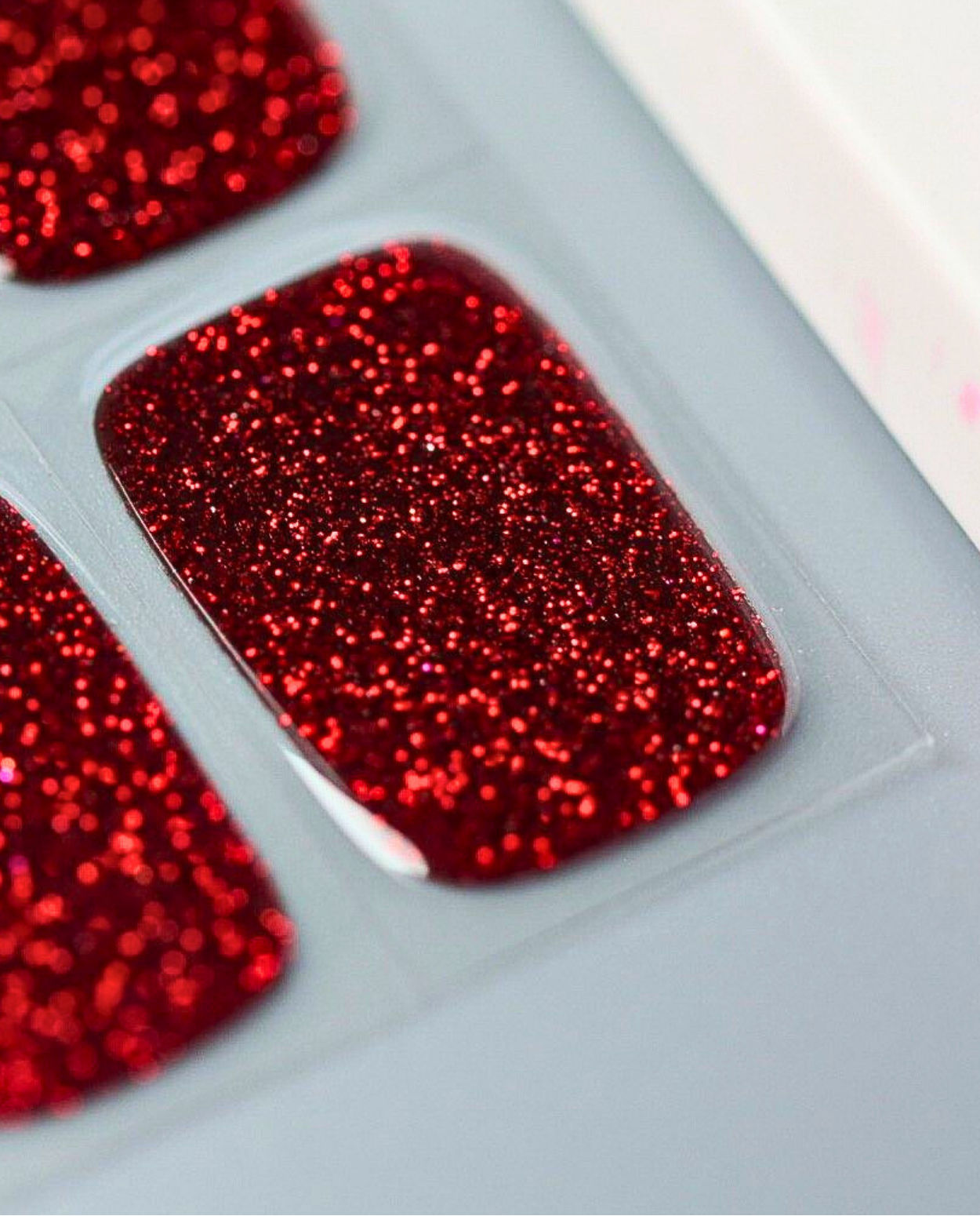 UV Gel Wraps Velvet Spark – Nahaufnahme glänzender roter Nägel.