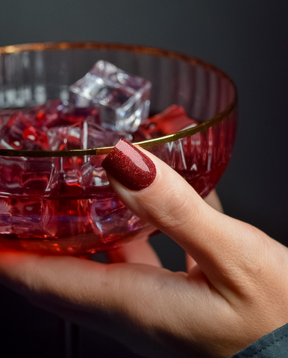 Velvet Spark – UV Gel Wraps in dunkelrotem Schimmer-Look aufgetragen.