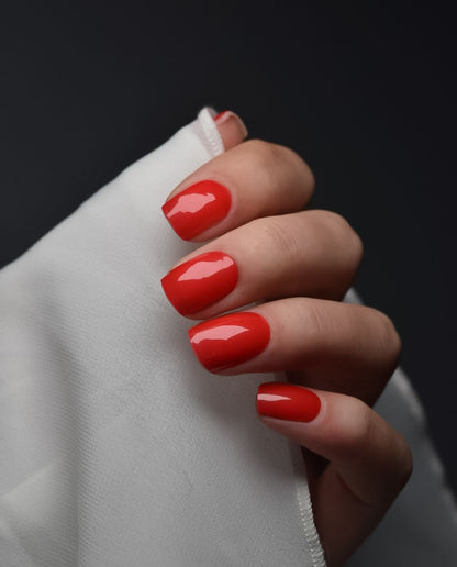 Beerenkuss – UV Gel Wraps in intensivem Beerrot aufgetragen.