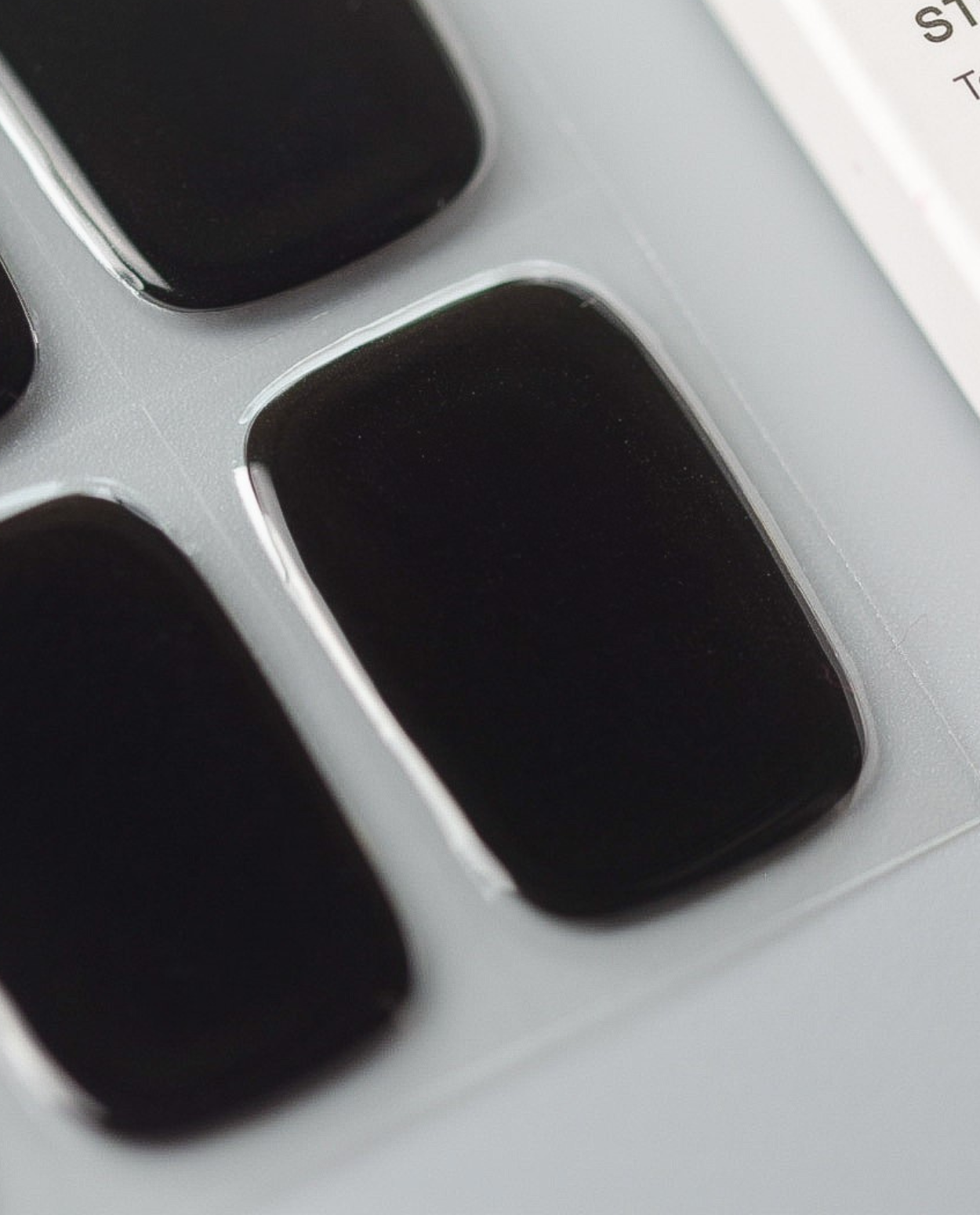 UV Gel Wraps Black – schwarze Nailwraps mit Glanz - Detailaufnahme