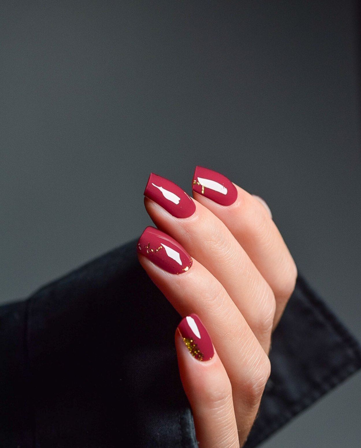 Royal Rouge – UV Gel Wraps in tiefem Rot mit goldenen Akzenten.