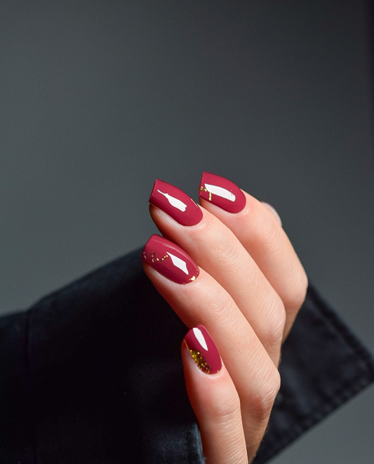 Royal Rouge – UV Gel Wraps in tiefem Rot mit goldenen Akzenten.
