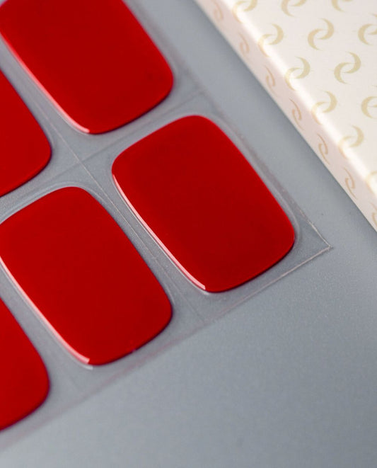 – UV Gel Wraps in intensivem Beerrot auf UV Gel Wrap Träger