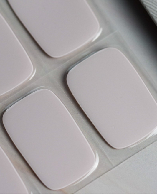 Nahaufnahme Wolkenkuss – klassische weiße Nägel, elegant und clean.