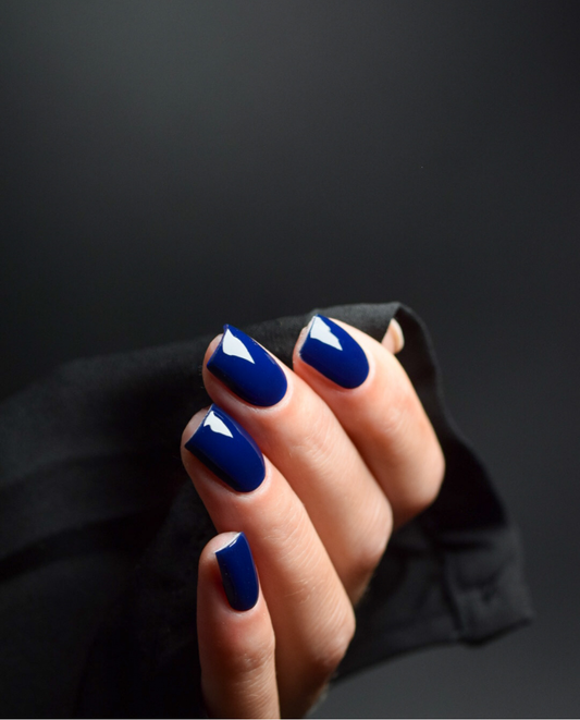 Nachtblüte UV Gel Wraps – tiefblaues Design mit intensivem Glanz und elegantem Studio-Finish.