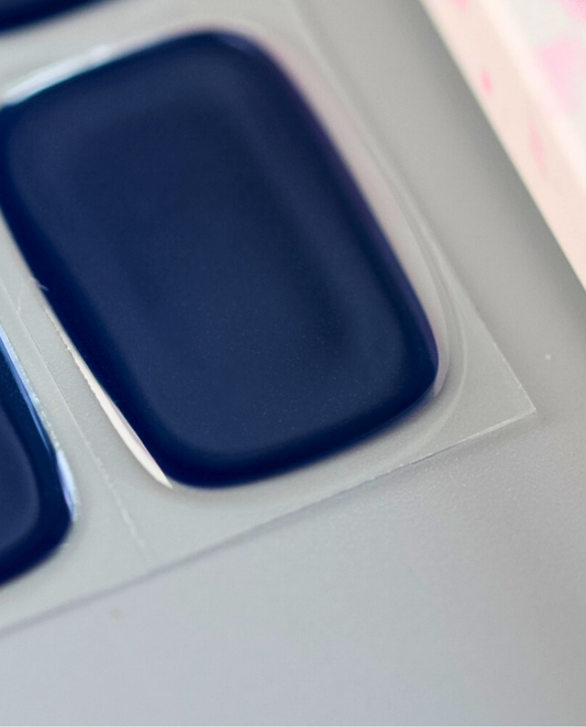 Nahaufnahme der Nachtblüte UV Gel Wraps – satter Blauton mit reflektierendem Hochglanz.