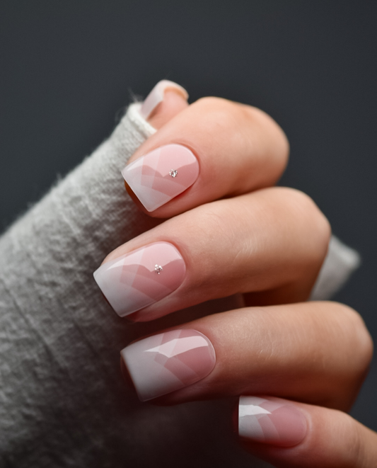 French Blossom – UV Gel Wraps im zarten French Look mit Rosé und Glanzdetail.