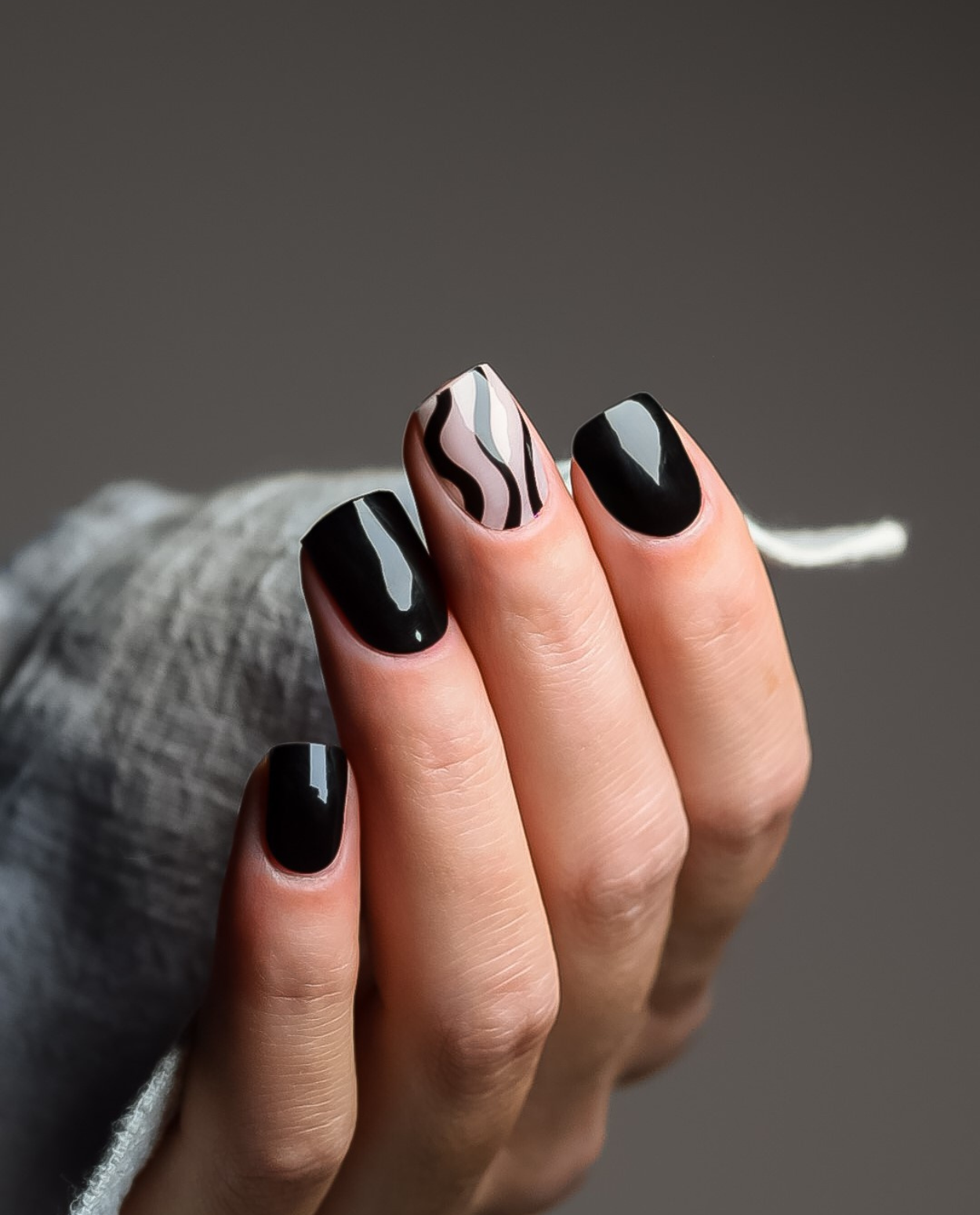 Zebraschwarz UV Gel Wraps – schwarze und transparente Nagelfolien im Zebra-Design mit hochglänzendem Finish.