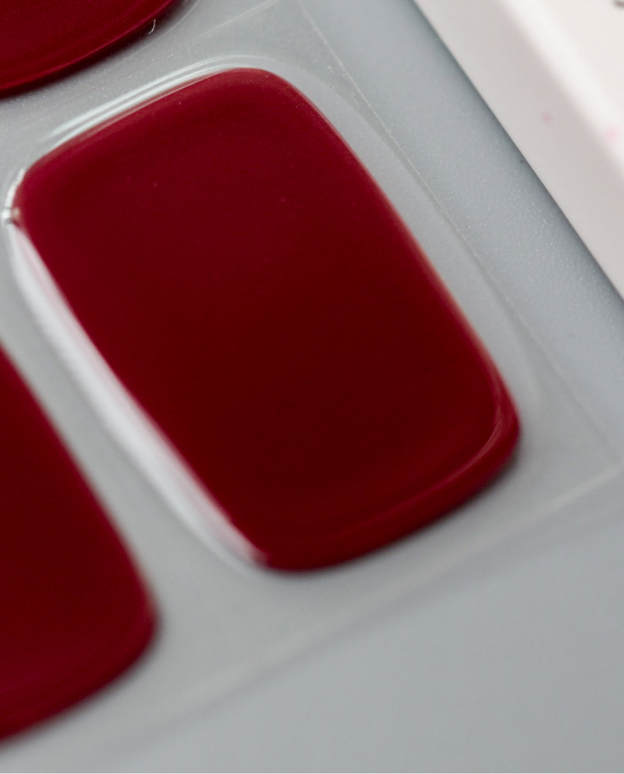 UV Gel Wraps Laubkönig– rote Nailwraps mit Glanz - Detailaufnahme der Nail Wraps