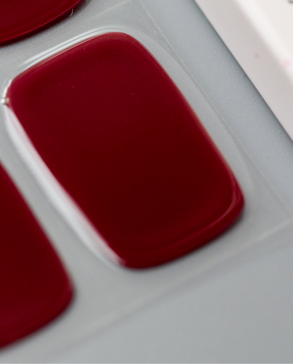 UV Gel Wraps Laubkönig– rote Nailwraps mit Glanz - Detailaufnahme der Nail Wraps