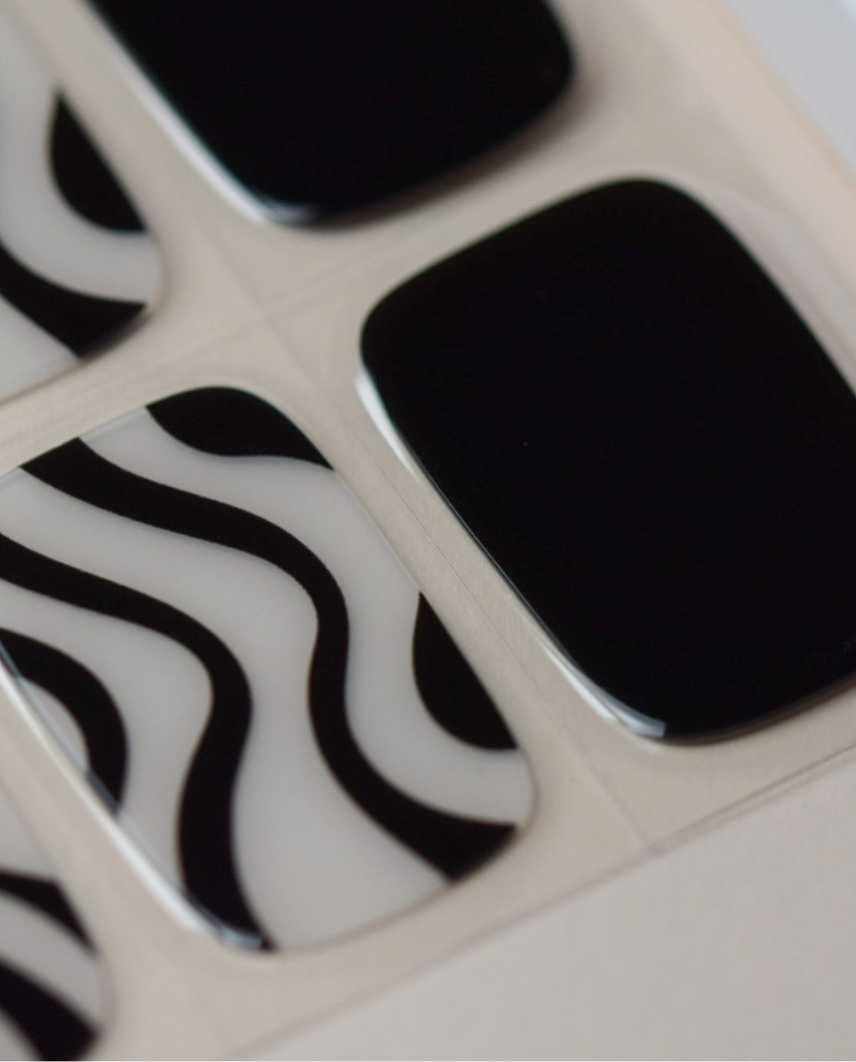 Zebra-Look auf Naturnägeln mit UV Gel Wraps Zebraschwarz von Die Nageltante.