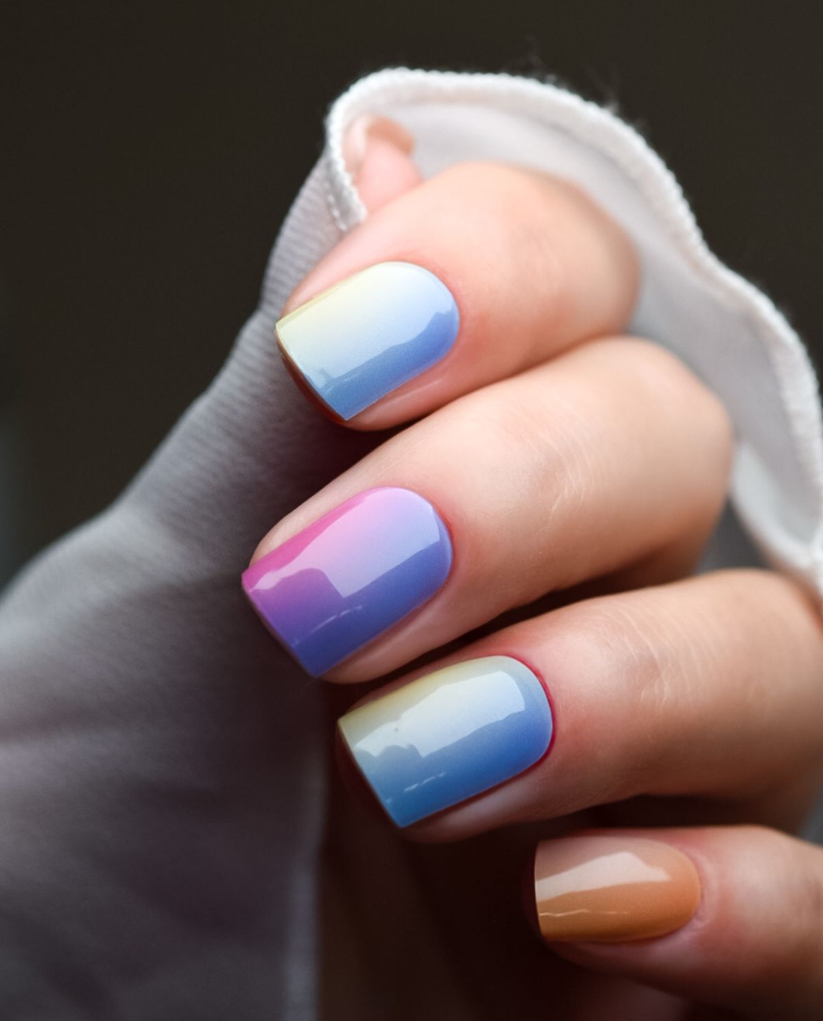 UV Gel Wrap Design „Schimmerwind“ mit schimmerndem Farbverlauf in Blau und Lila auf kurzen Nägeln