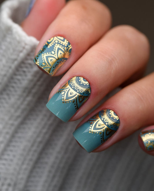 UV Gel Wraps Boho Queen – petrol grüne Nailwraps mit Glanz und goldenen Metallic Mandala Muster 