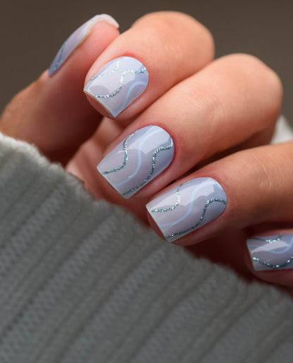 UV Gel Wraps Cloudy Spark – hellblaue Nailwraps mit Glanz und Glitzernden Wellen