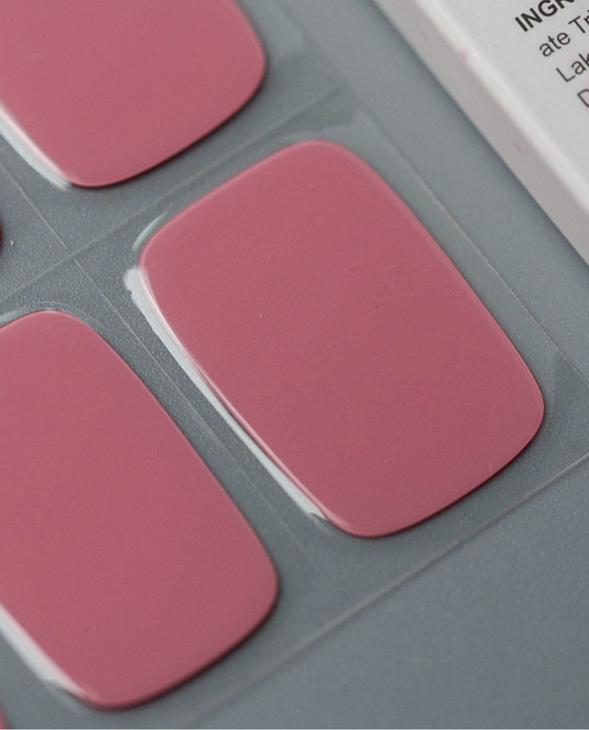 UV Gel Wraps Dusty Pink – rosafarbene Nailwraps mit Glanz - Detailaufnahme der Nail Wraps