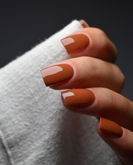 Rustic Red – UV Gel Wraps in warmem Rotbraun, aufgetragen auf den Nägeln.