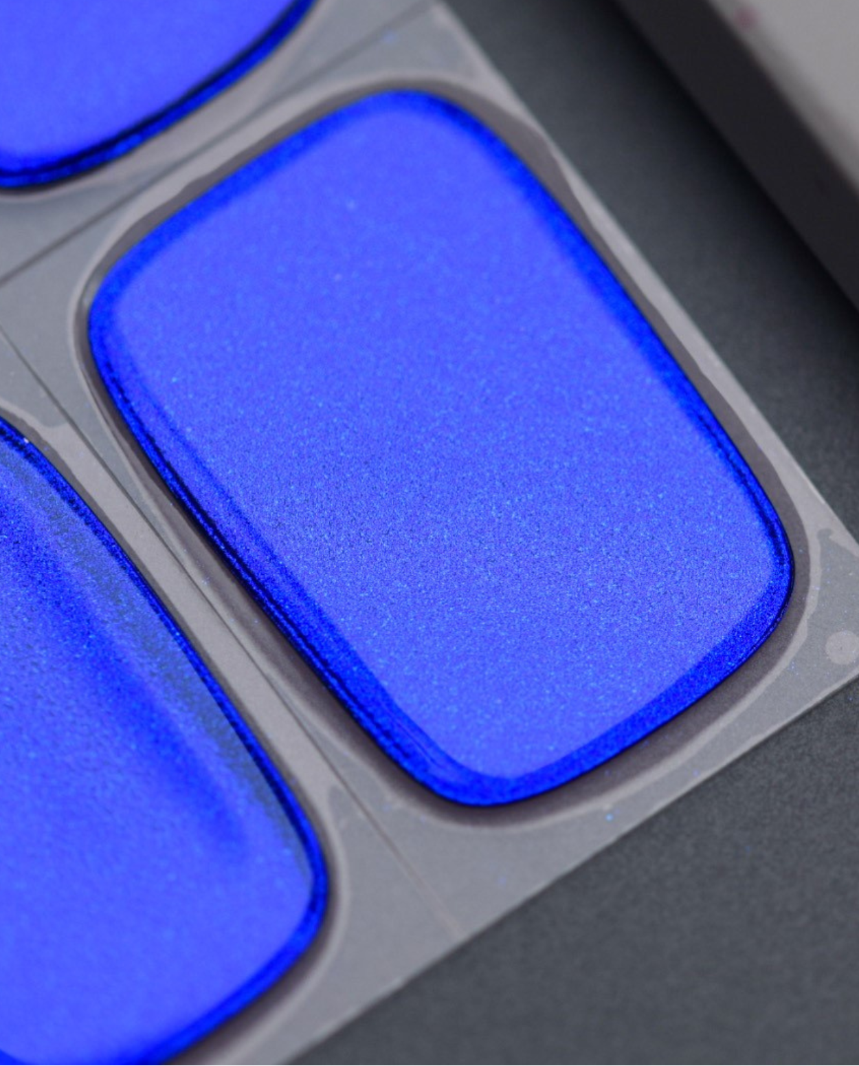 UV Gel Wraps Electric Blue  – blaue Chrome Nailwraps mit Glanz - Detailaufnahme der Nail Wraps