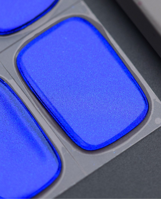 UV Gel Wraps Electric Blue  – blaue Chrome Nailwraps mit Glanz - Detailaufnahme der Nail Wraps
