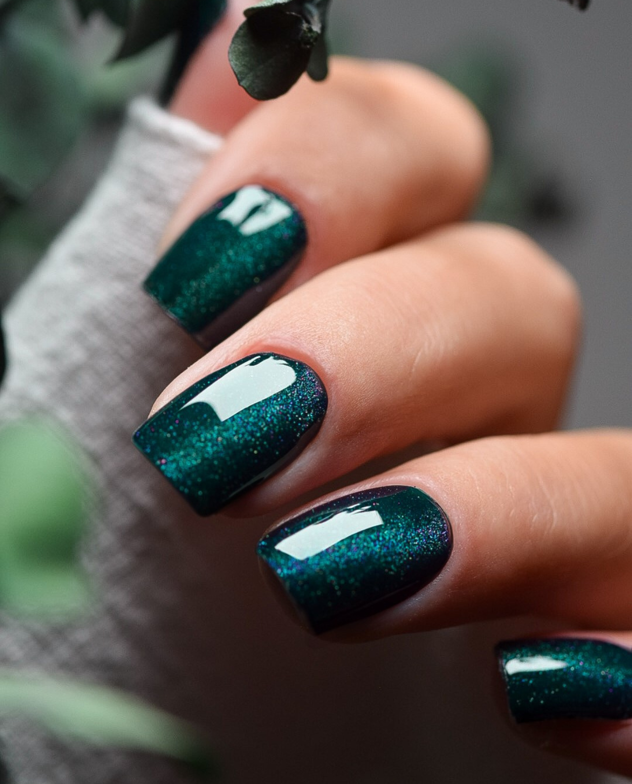 UV Gel Wraps Mitternachtsgrün – grüne Nailwraps mit Glanz und Cat Eye Design - Ergebnis der Maniküre