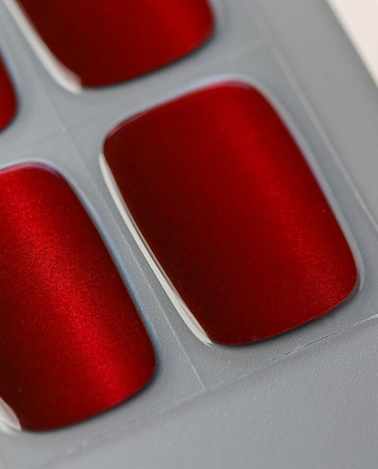 UV Gel Wraps Mitternachtsrot – rote Nailwraps mit Glanz und Cat-Eye Effekt - Detailaufnahme der Nail Wraps