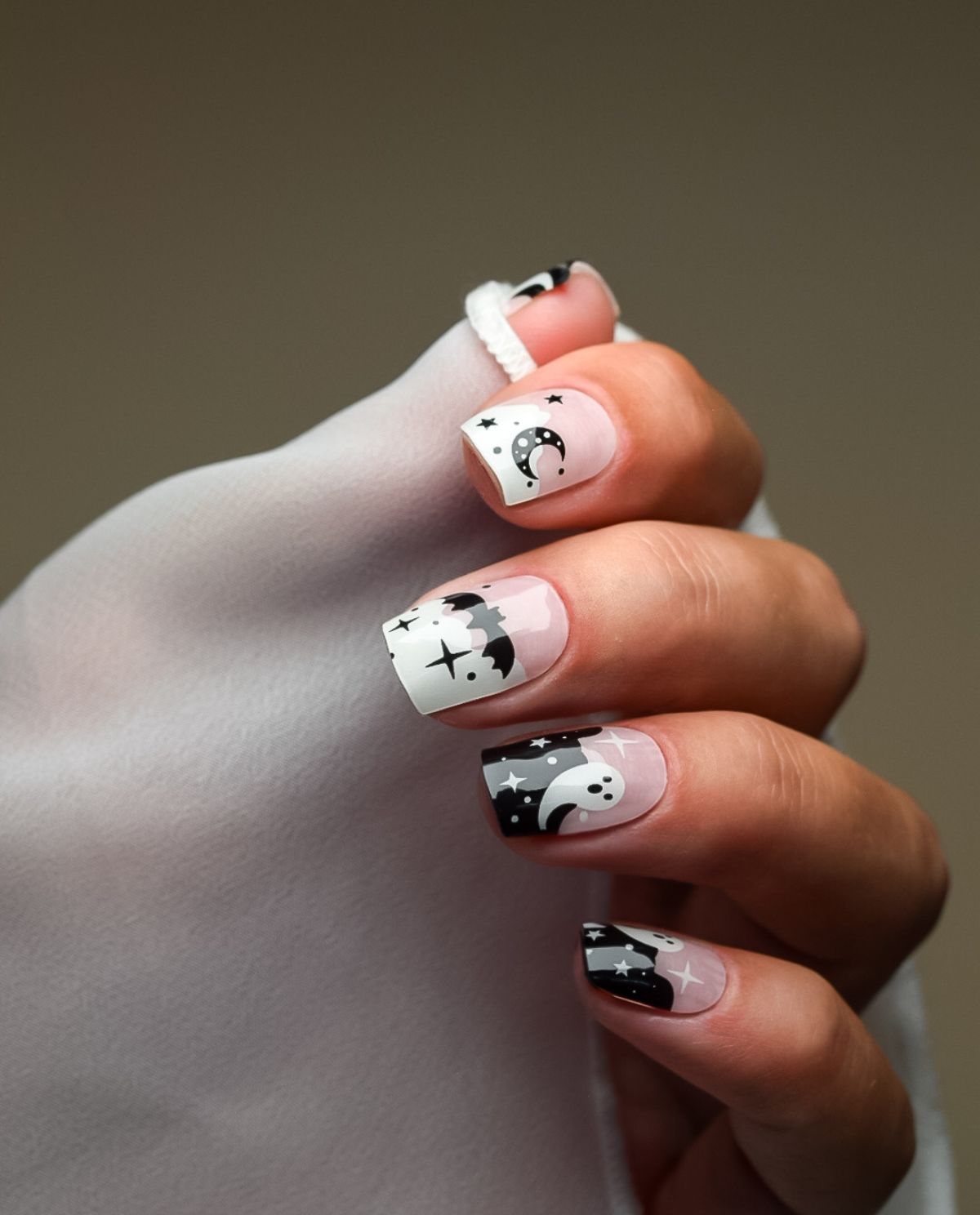 Süßer Spuk – UV Gel Wraps mit Geistern, Monden und Sternen im Halloween-Look.