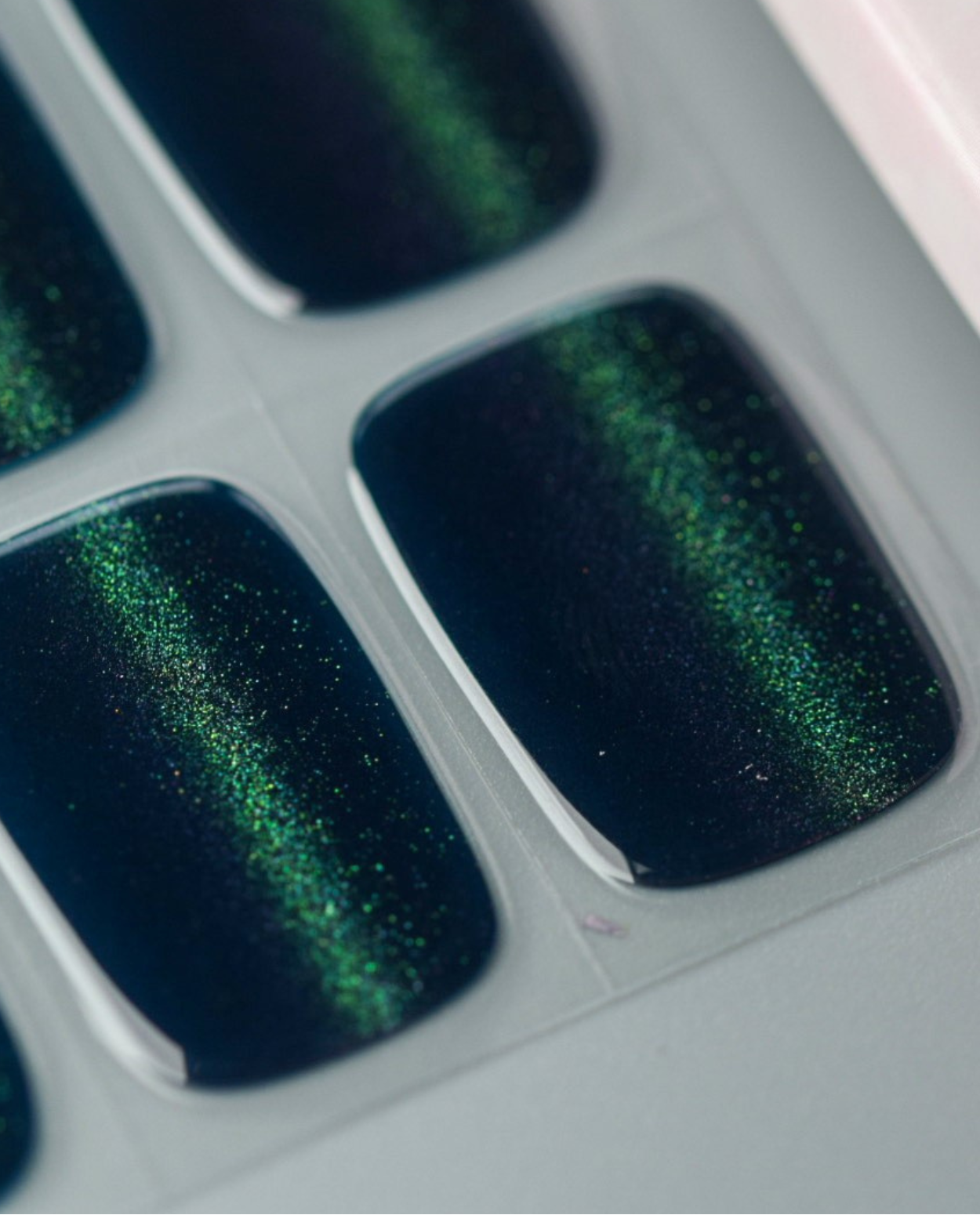 UV Gel Wraps Mitternachtsgrün – grüne Nailwraps mit Glanz und Cat Eye Design - Übersicht der Nail Wraps