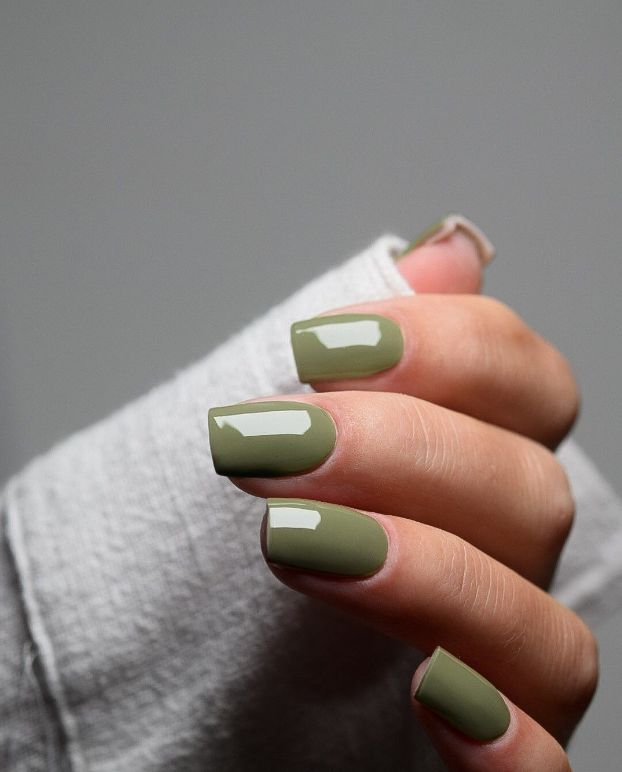 Mossy Tales – UV Gel Wraps in Moosgrün, getragen auf Nägeln.